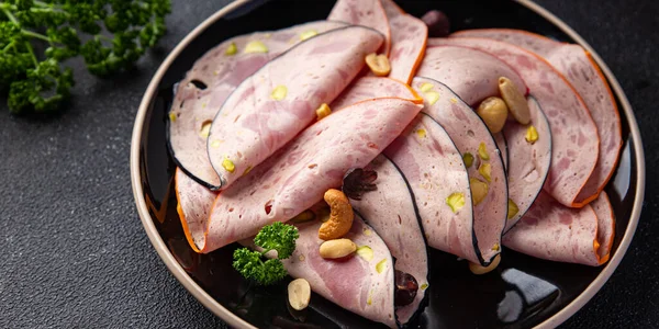 Sosisli et tabağı ya da et tabağı masa üzerinde çeşitli taze yemek atıştırmalıkları fotokopi alanı arka plan kırsal üst görünüm