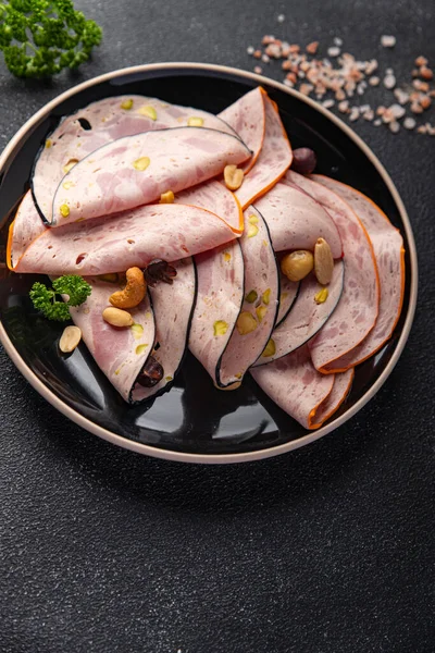 Sosisli et tabağı ya da et tabağı masa üzerinde çeşitli taze yemek atıştırmalıkları fotokopi alanı arka plan kırsal üst görünüm