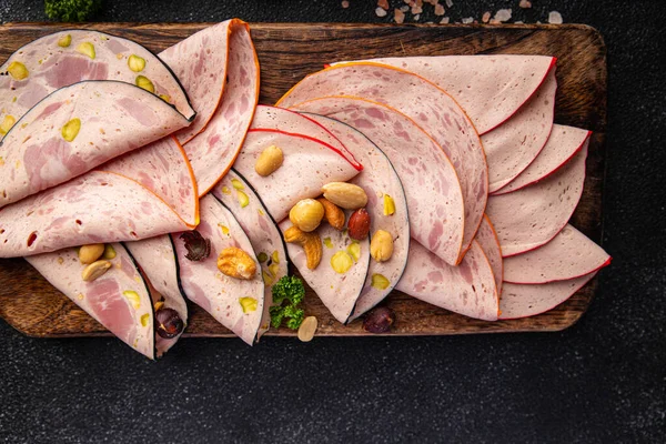 Sosisli et tabağı ya da et tabağı masa üzerinde çeşitli taze yemek atıştırmalıkları fotokopi alanı arka plan kırsal üst görünüm