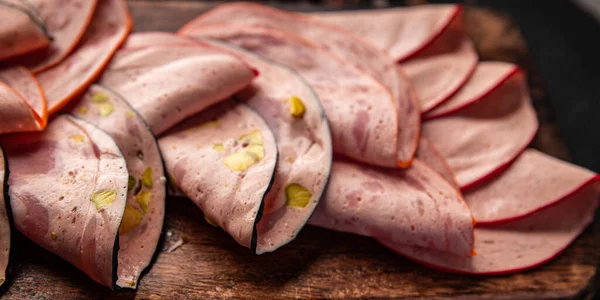 Sosisli et tabağı ya da et tabağı masa üzerinde çeşitli taze yemek atıştırmalıkları fotokopi alanı arka plan kırsal üst görünüm