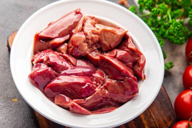 Taze tavuk ciğeri çiğ sakatat yemeği masada fotokopi alanı arka plan kırsal manzarası