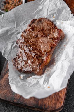 Biftek kızartılmış et ızgara ızgara ızgara yemek aperatifi masanın üzerinde fotokopi uzayı arka plan görüntüsü