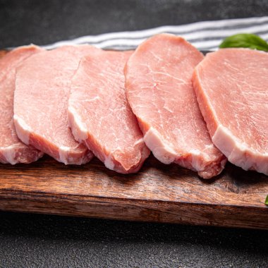 Domuz eti, çiğ et, biftek, taze yemek aperatifleri fotokopi masasında. Arka plan yiyecek kırsal manzarası.