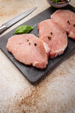 Domuz eti, çiğ et, biftek, taze yemek aperatifleri fotokopi masasında. Arka plan yiyecek kırsal manzarası.