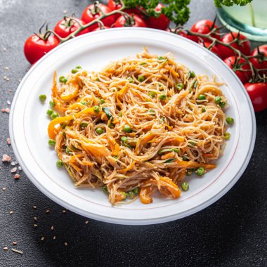 pirinç eriştesi, sebze, Asya yemeği, taze funselli yemek, masanın üzerinde fotokopi, uzay yiyecekleri arka plan kırsal manzarası.