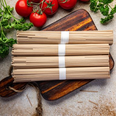 soba karabuğday eriştesi çiğ Asya atıştırmalığı. Masanın üzerinde yiyecek fotokopisi. Arka plan kırsal manzarası.