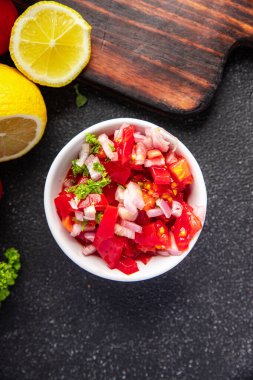 Domates salatası baharatlı salata. Geleneksel yemek. Fotokopi masasında taze yemek.
