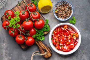 Domates salatası baharatlı salata. Geleneksel yemek. Fotokopi masasında taze yemek.