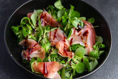 Salata jambonu et taze yemek aperatifi masanın üzerinde fotokopi alanı arka plan kırsal manzarası