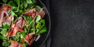 Salata jambonu et taze yemek aperatifi masanın üzerinde fotokopi alanı arka plan kırsal manzarası