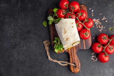 Vejetaryen kebabı. Sebzeli, taze yemek. Fotokopi masasında.