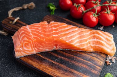 somon balığı fileto taze çiğ deniz ürünleri sağlıklı yemek atıştırmalıkları masanın üzerinde fotokopi uzayı arka plan kırsal manzarası