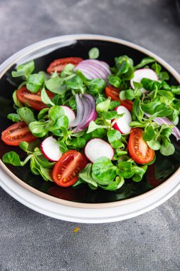 Sebze salatası domates, turp, soğan, mache marul, yeşil yaprak çerez masaya taze sağlıklı yemek fotokopi, arka plan kırsal kesim vejetaryen paleo diyeti 