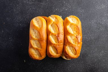 Fransız sütlü çörekler taze fırın taze sağlıklı yemek aperatifleri masanın üzerinde fotokopi uzayı yiyecek arka plan kırsal manzarası 