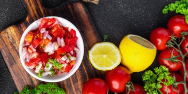 Domates salatası salsa baharatlı yemek masada taze yemek fotokopi alanı arka plan kırsal manzarası