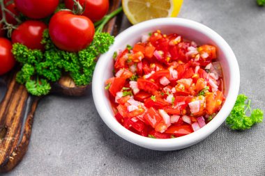 Domates salatası salsa baharatlı yemek masada taze yemek fotokopi alanı arka plan kırsal manzarası
