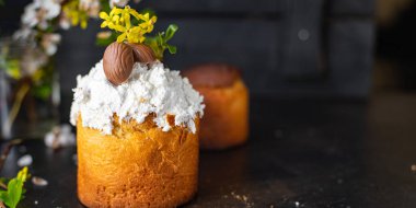 Paskalya pastası tatlı Paskalya tatlısı bayram ortodoks Hıristiyan Paskalya ziyafeti öğün atıştırmalıklarını masanın üstünde fotokopi çekelim.