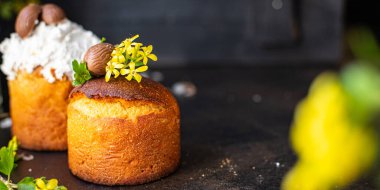 Paskalya pastası tatlı Paskalya tatlısı bayram ortodoks Hıristiyan Paskalya ziyafeti öğün atıştırmalıklarını masanın üstünde fotokopi çekelim.