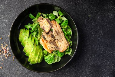 sardalya salatası sebze tabağı taze sağlıklı yemek atıştırmalığı fotokopi masasında uzay yemeği arka plan kırsal üst görüş keto ya da paleo diyeti