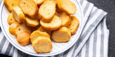 Salata aromalı ekmek için kızarmış ekmek. Masada taze sağlıklı yemek atıştırmalığı. Arka plandaki yiyeceklerin fotokopisi.