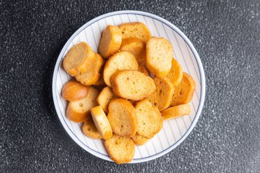 Salata aromalı ekmek için kızarmış ekmek. Masada taze sağlıklı yemek atıştırmalığı. Arka plandaki yiyeceklerin fotokopisi.
