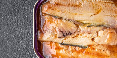 Konserve sardalya balığı baharatlı yağlı taze sağlıklı yemek aperatifleri masanın üzerinde fotokopi uzayı arka plan kırsal manzarası