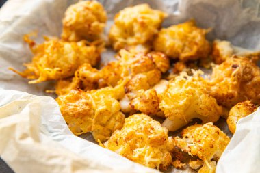 Masada karnabahar pişmiş peynirli sebze atıştırmalığı fotokopi alanı arka plan kırsal manzarası