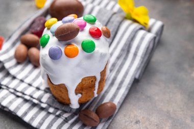 Paskalya pastası tatlı yemek bayram tatlı tatlı yemek masada fotokopi çekilen uzay yemeği arka plan manzarası