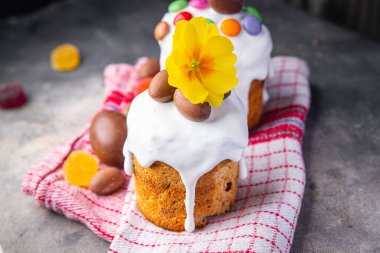 Paskalya pastası tatlı yemek bayram tatlı tatlı yemek masada fotokopi çekilen uzay yemeği arka plan manzarası