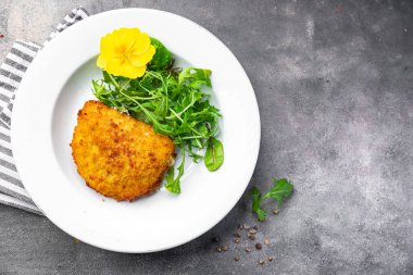 Cordon bleu pirzolası tavuk eti, peynir, domuz pastırması. Masanın üzerinde fotokopi alanı arka plan kırsal manzarası.