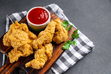 Tavuk nugget, kızarmış kümes hayvanları, fast food, abur cubur, fotokopi, uzay yiyecekleri arka plan kırsal manzarası.