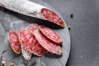 Köfte sosisi ispanyol eti ürünleri yemek aperatifleri masa üzerinde fotokopi alanı yiyecek arka plan kırsal üst görünüm