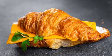 Sandviç kruvasan peynirli fast food hazır yemek aperatifi masanın üzerinde fotokopi alanı arka plan kırsal manzarası