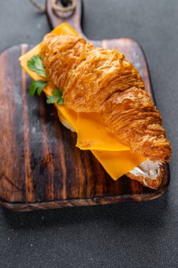 Sandviç kruvasan peynirli fast food hazır yemek aperatifi masanın üzerinde fotokopi alanı arka plan kırsal manzarası