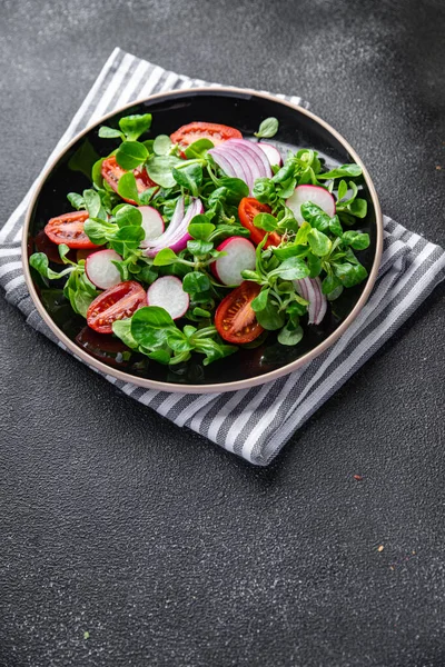 Salada Fresca Comida Vegetal Tomate Rabanete Alface Mache Folhas Verdes — Fotografia de Stock