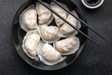 Dim sum hamur köftesi pirinç unlu Çin yemeği aperatifi masanın üzerinde fotokopi alanı yemek arka plan kırsal manzarası
