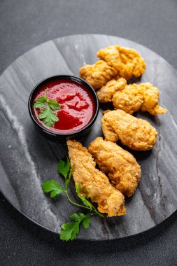 Tavuk nugget fast food, kızarmış kümes eti, sofrada yiyecek fotokopisi, arka plan kırsal manzarası.