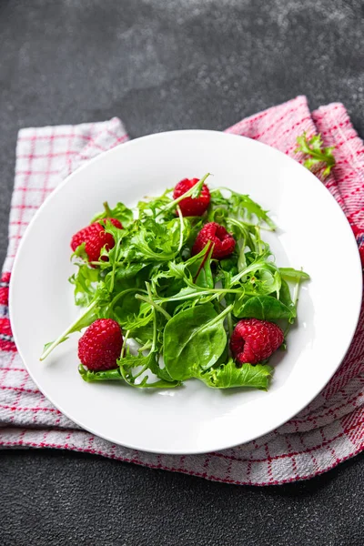 Salad Raspberry Green Leaves Mix Salad Healthy Meal Food Snack — Zdjęcie stockowe