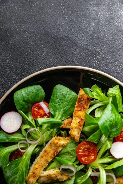 新鮮なサラダチキン肉 トマト 緑の葉ミックスレタス食事テーブルの上にスナックコピースペースフード背景素朴なトップビュー — ストック写真