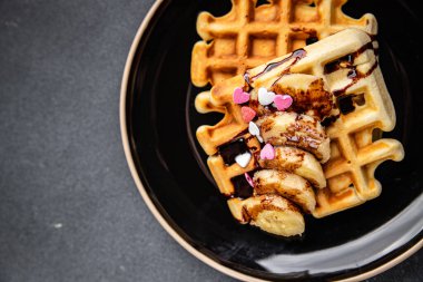 Waffle tatlı Belçika ya da Amerikan sokak yiyecekleri masaya tatlı yemek fotokopi uzayı arka plan kırsal manzarası