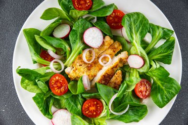 Tavuklu salata eti, taze sebze, domates, turp, yeşil yapraklı yemek abur cuburu fotokopi masasında. 