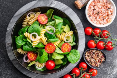 makarnalı yeşil salata Fusilli, domates, salatalık, yeşil yaprak karışımı salata, masada sağlıklı yemek atıştırmalığı fotokopi alanı arka plan kırsal manzarası