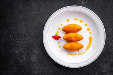 Köfte, dana eti, domates sosu masaya sağlıklı yemek abur cuburu fotokopi, arka plan kırsal manzara.