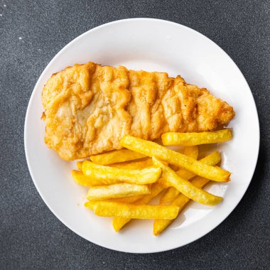 Balık ve patates kızartması. Kızarmış patates kızartması. Masada atıştırmalık yemek.