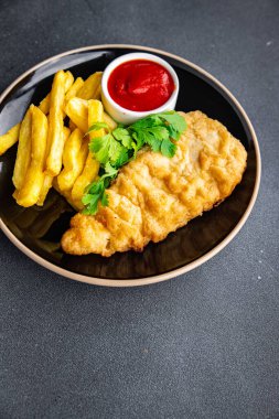 Balık ve patates kızartması. Kızarmış patates kızartması. Masada atıştırmalık yemek.