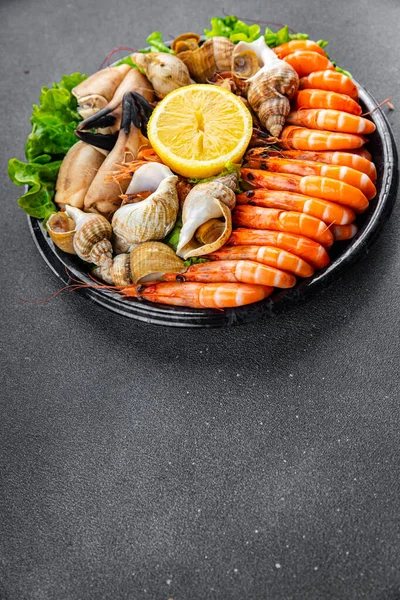 海鲜板虾 螃蟹爪 号角质软体动物餐小吃桌上抄袭太空食物背景图 — 图库照片
