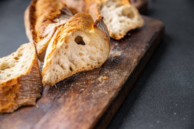 Taze baget ekmeği tam buğday unu, buğday ekmeği, ekşi ekmek sağlıklı yemek atıştırmalığı masa üzerinde fotokopi uzayı arka plan manzarası