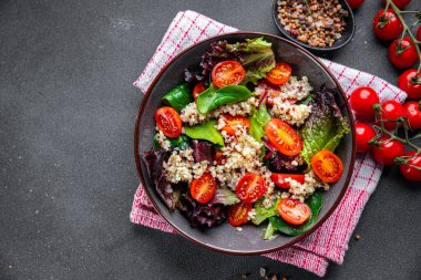 Kinoa salatası domates, yeşil marul sağlıklı yemek atıştırmalıkları fotokopi masasında arka plan kırsal üst görüş keto ya da paleo diyet vejetaryen ya da vejetaryen yemeği