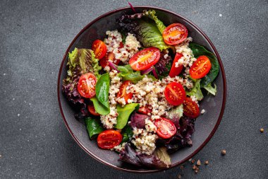 Kinoa salatası domates, yeşil marul sağlıklı yemek atıştırmalıkları fotokopi masasında arka plan kırsal üst görüş keto ya da paleo diyet vejetaryen ya da vejetaryen yemeği