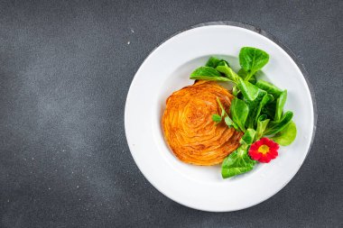 Vejetaryen vejetaryen lahana bifteği ya da vejetaryen vejetaryen sağlıklı yemek aperatifleri masa üzerinde fotokopi uzay yiyecekleri arka plan kırsal üst görüş keto ya da paleo diyeti